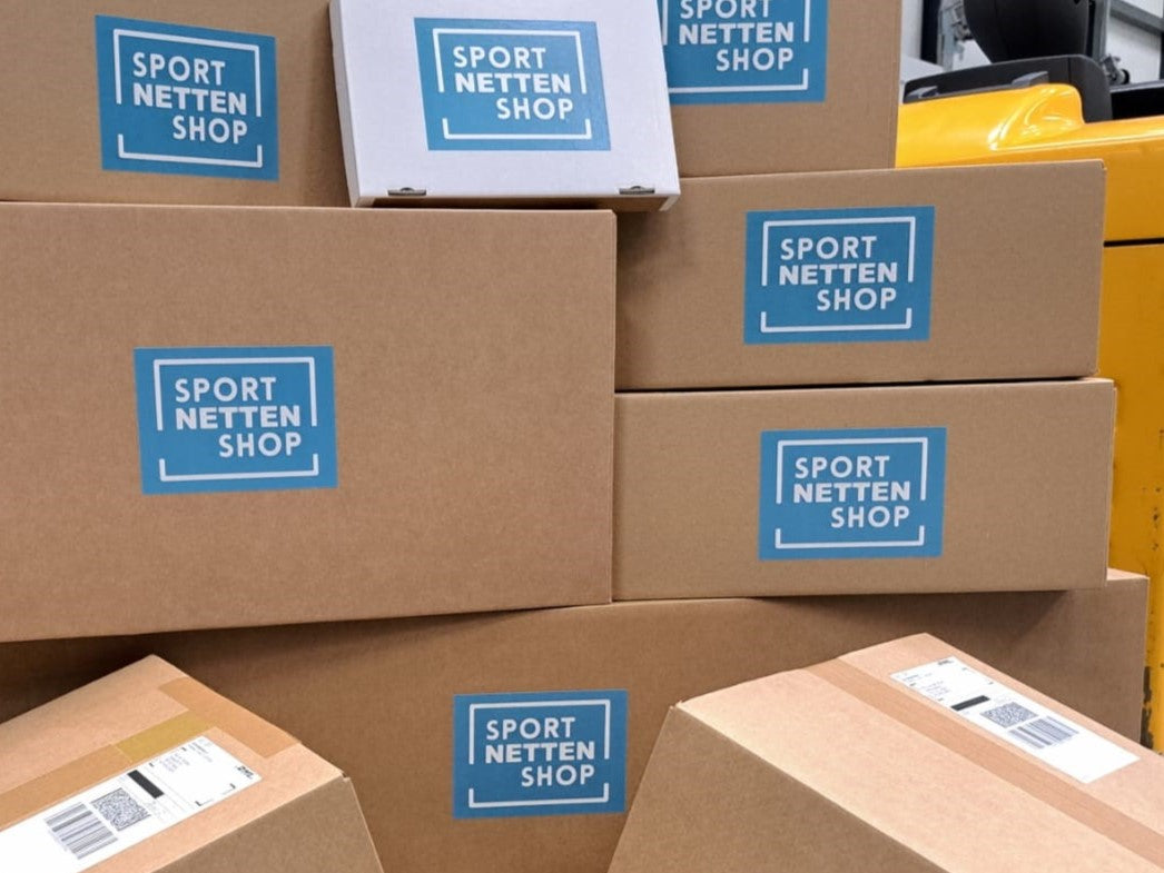 bestel bij sportnettenshop, dozen met sportnettenshop logo