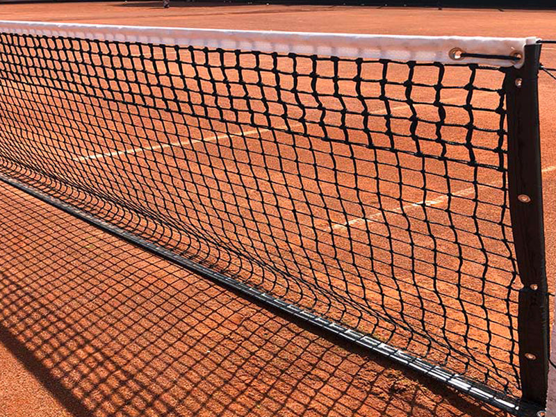 tennisnet met dubbele topmaas op gravel