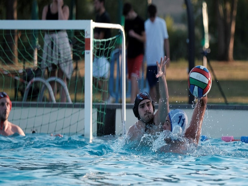 mannen spelen waterpolo