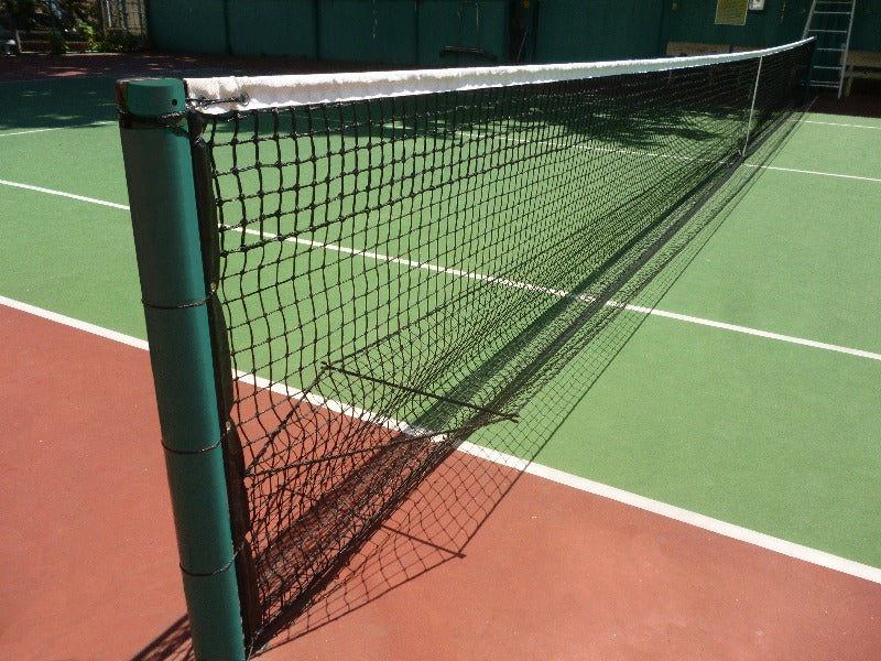 De tennisnet trainingskit, dit zijn twee netten die aan de onderkant van het net, aan weerszijden, geplaatst worden. In dit net worden dan de ballen opgevangen die in het net belanden.