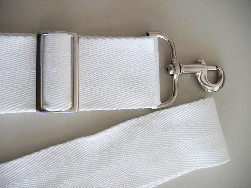 Adjusterband met schuifgespen en musketon haak. Deze haak klik je vast aan de ondergrond, koop je hier bij de Sportnettenshop.