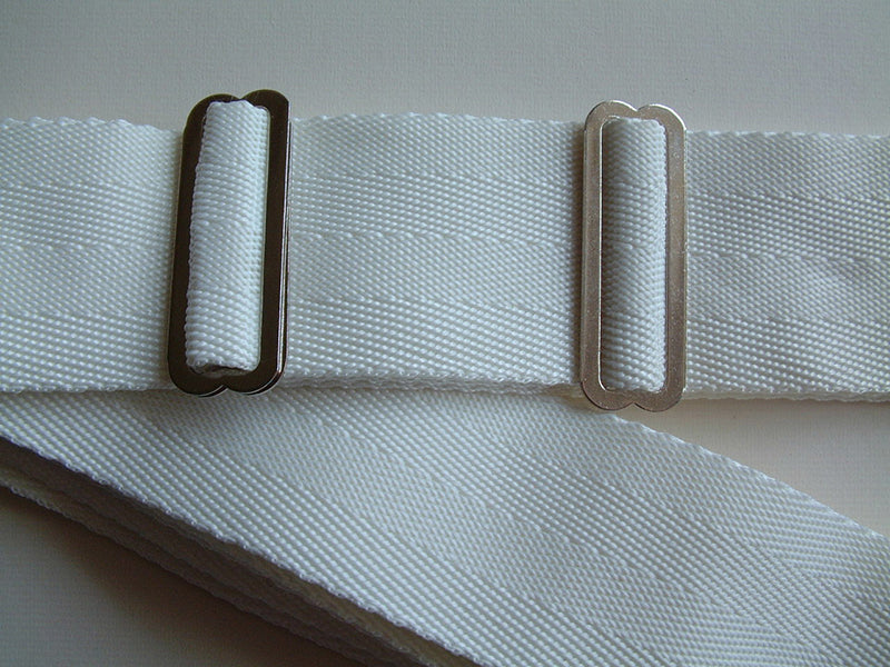 Adjusterband met schuifgespen. Door middel van deze schuifgespen breng je het net op de juiste hoogte, koop je hier bij de Sportnettenshop