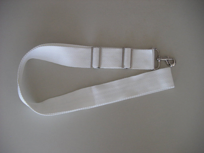 Adjusterband met schuifgespen. Door middel van deze schuifgespen breng je het net op de juiste hoogte