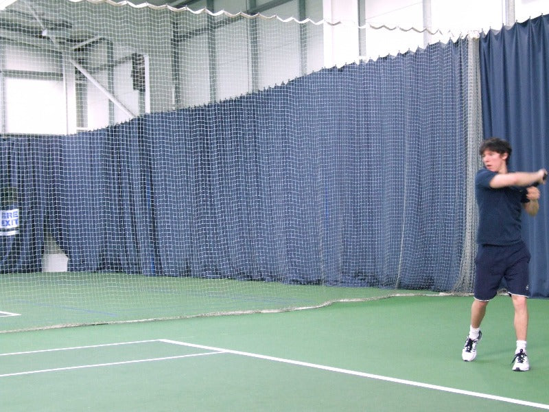 wit afschermnet voor tennis hal of sporthal