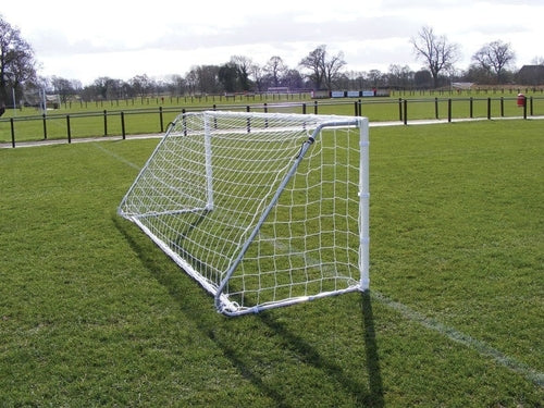 een doelnet in een  doel dat bij de jongste voetballers wordt gebruikt. Het doel is 3,1 meter breed en 90 cm hoog.