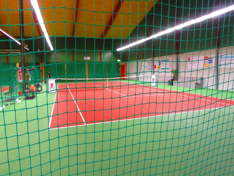 Sportnettenshop heeft afschermnetten voor overdekte tennisbanen of tennishal