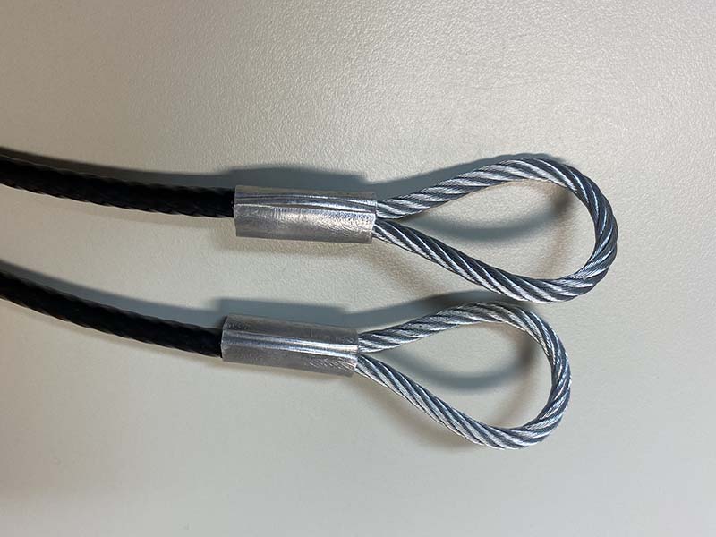 Aan de uiteinden van de staalkabel zijn lussen gemaakt. Op die mnaier kan je het eenvoudig bevestigen