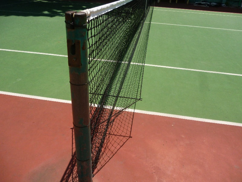 De tennisnet trainingskit, dit zijn twee netten die aan de onderkant van het net, aan weerszijden, geplaatst worden. In dit net worden dan de ballen opgevangen die in het net belanden.