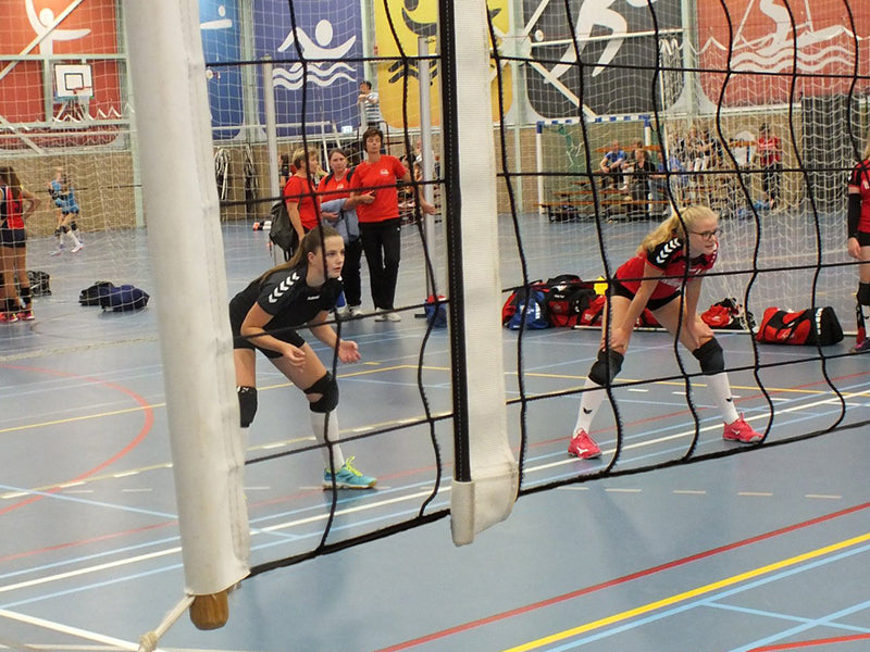 volleybalnet met houten stokken